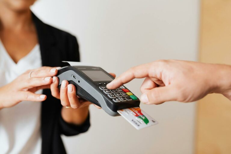 Utilizar cartões de crédito é fácil, assim como perder o controlo do dinheiro que se gasta