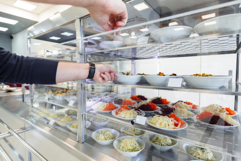 O refeitório dá-te boas razões para lá comeres: pratos pensados para os estudantes e preço